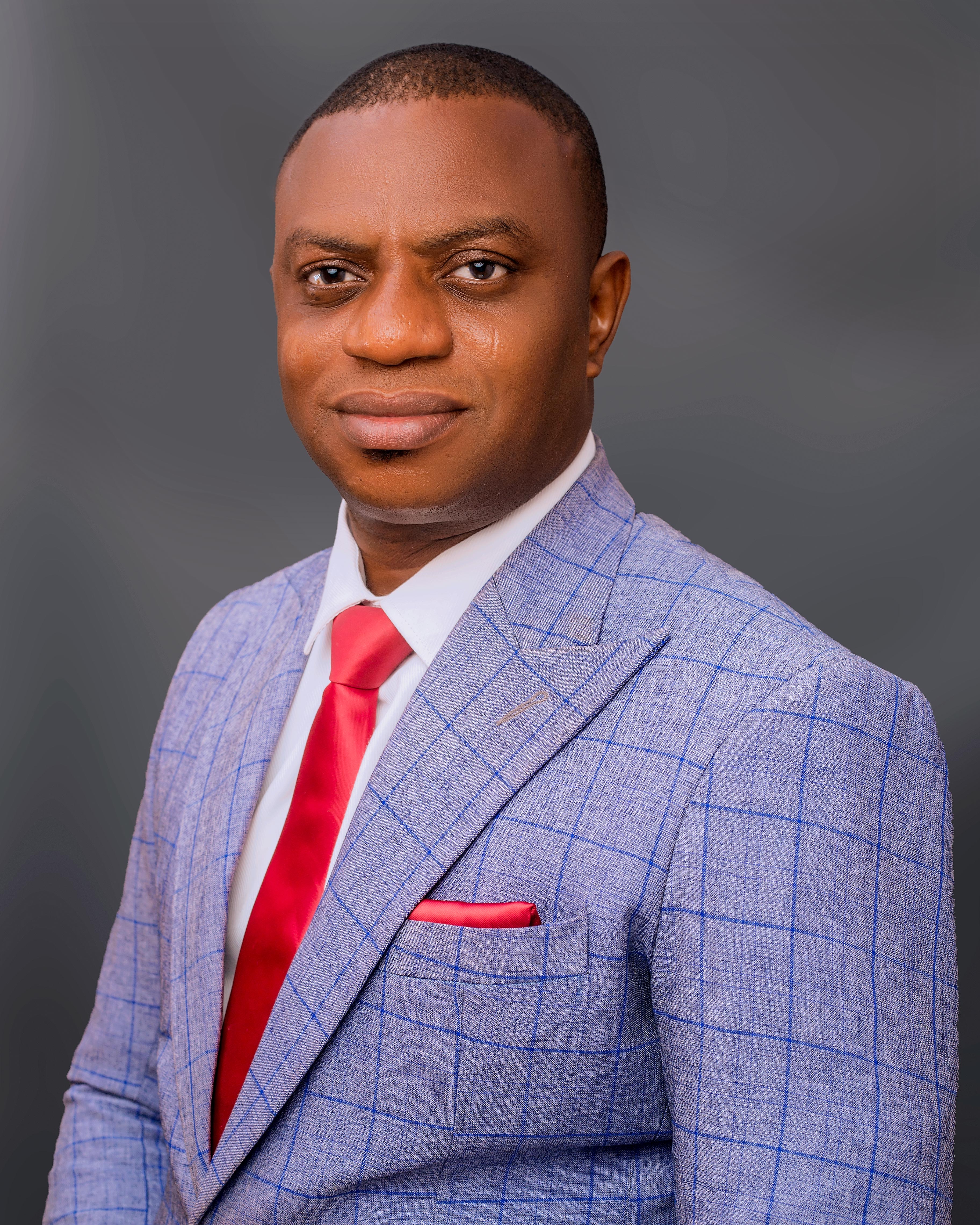 Akingbade Akinmuyiwa — Serial Entrepreneur and Author